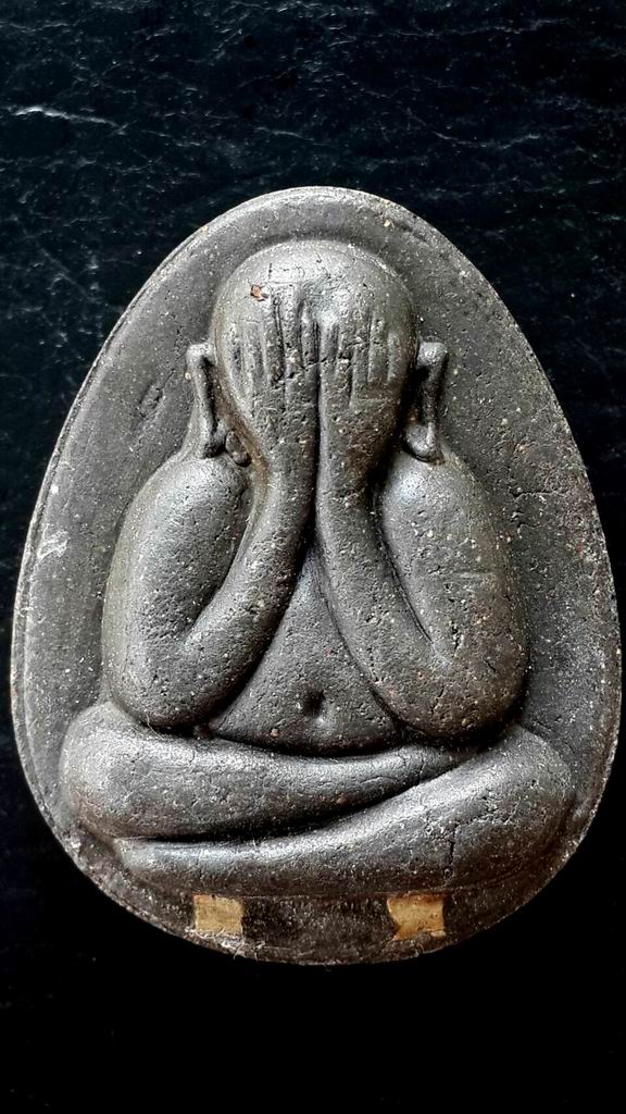 พระปิดตาหลวงปู่โต๊ะ วัดประดู่ฉิมพลี เนื้อดำ ฝังตะกรุดสองดอก