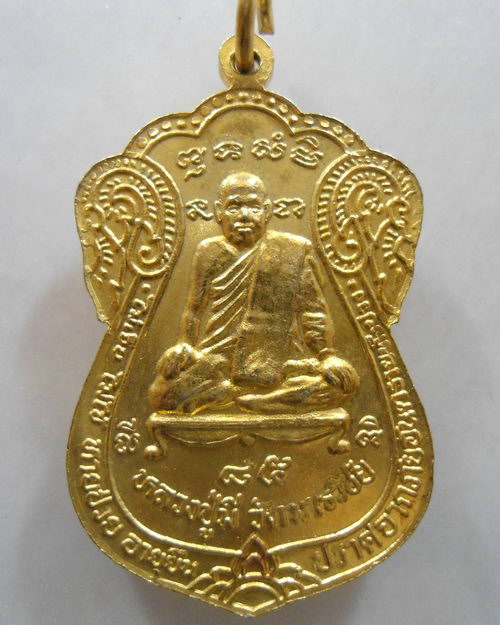 “ เหรียญเสมา หลวงปู่ทิม วัดพระขาว หลัง หลวงพ่อมี วัดมารวิชัย จ.อยุธยา ปี 2538 กะไหล่ทองสวยงามครับ ”