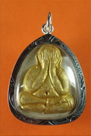 พระผงปิดตา มหาลาภ ญสส ***รุ่นสอง*** เนื้อเกสรปัดทอง(พิมพ์เล็ก)มาพร้อมกล่องเดิม พ.ศ.2535 พร้อมเลี่ยมต