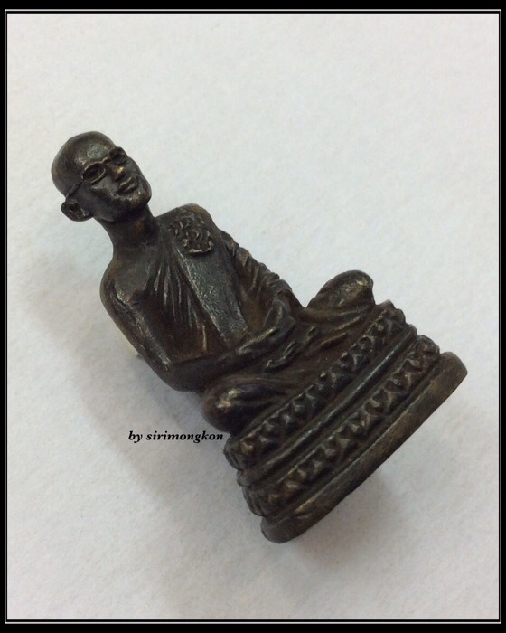 พระบรมรูปหล่อ ในหลวง รัชกาลที่9 ทรงผนวช พิมพ์ลอยองค์ เนื้อโลหะรมดำ สวยๆเดิมๆ *****ไม่ทราบที่ #3