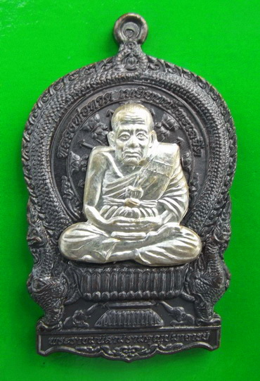 หลวงพ่อทวด เหรียญนั่งพานเจริญปลอดภัย7รอบ ปี 2540 เนื้อนวะโลหะหน้ากากเงิน วัดบวรนิเวศ เลขสวย