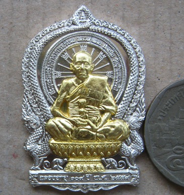 นั่งพานประทานพร รุ่นแรก หลวงปู่แสน วัดบ้านหนองจิก ศรีสะเกษ ปี2559เลข390 อัลปาก้าหน้าทองฝาบาตร+กล่อง