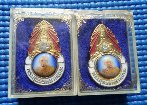 เคาะเดียวล็อคเก็ตมงกุฎเพชร กล่องเดิม หลวงพ่อฤาษีลิงดำ. พระสุธรรม.ปี28. สององค์ครับ