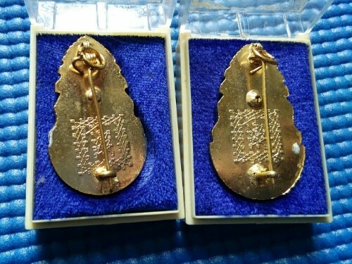 เคาะเดียวล็อคเก็ตมงกุฎเพชร กล่องเดิม หลวงพ่อฤาษีลิงดำ. พระสุธรรม.ปี28. สององค์ครับ