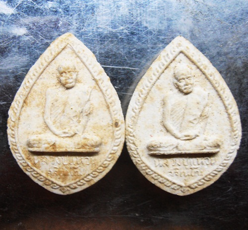 พระผงกลีบบัวหลวงปู่แหวน ปี16สวยๆ2องค์ครับ
