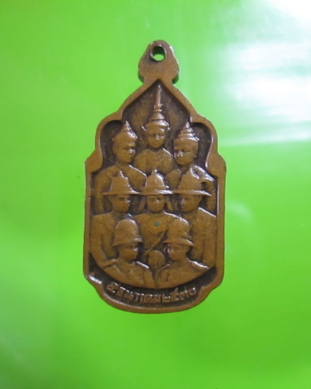 เหรียญนวมหาราช พ.ศ.๒๕๓๐  ผิวหิ้งไม่แพงครับ