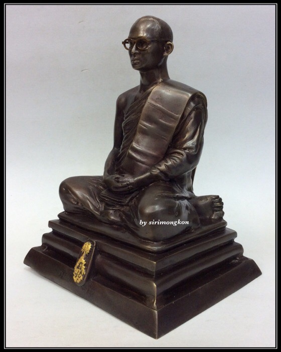 รูปหล่อ ในหลวง รัชกาลที่9 ทรงผนวช (ภูมิพโลภิกขุ) ขนาดบูชา สูง8.5นิ้ว หน้าตัก4.5นิ้ว เนื้อโลหะรมมัน