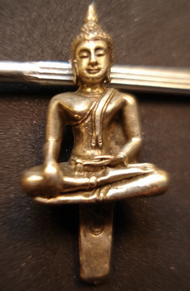 พระยอดธงโฆษปัญโญ รุ่นแรก ลป.คำพันธ์ พิมพ์ใหญ่ เนื้อฆ้องเก่า ปี39....พิมพ์ใหญ่