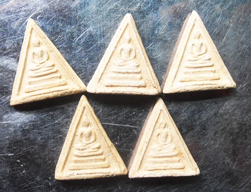 พระสมเด็จพิมพ์คะแนนสามเหลี่ยม หลวงปู่หิน วัดระฆัง ปี12สวยๆ5องค์ครับ