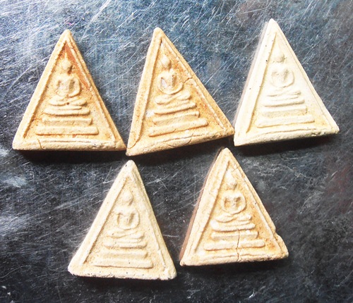 พระสมเด็จพิมพ์คะแนนสามเหลี่ยม หลวงปู่หิน วัดระฆัง ปี12สวยๆ5องค์ครับ