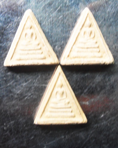 พระสมเด็จพิมพ์คะแนนสามเหลี่ยม หลวงปู่หิน วัดระฆัง ปี12สวยๆ3องค์ครับ