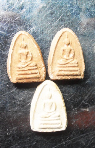 พระสมเด็จพิมพ์คะแนนพิมพ์กลีบบัว หลวงปู่หินวัดระฆัง ปี12สวยๆ3องค์ครับ