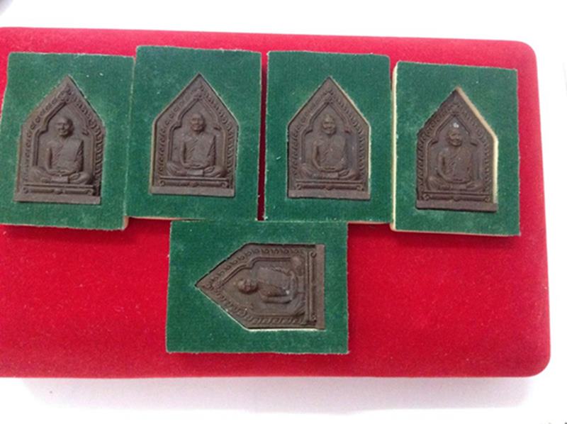 เเดงเเรกครับ.พระผงรูปเหมือนหลวงพ่อสาคร พิมพ์ห้าเหลี่ยม เนื้อว่านยาผสมผงพรายกุมาร ฝังตะกรุดเงิน จีวร 