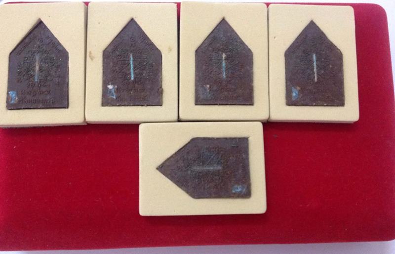 เเดงเเรกครับ.พระผงรูปเหมือนหลวงพ่อสาคร พิมพ์ห้าเหลี่ยม เนื้อว่านยาผสมผงพรายกุมาร ฝังตะกรุดเงิน จีวร 