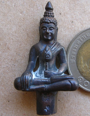 พระชัยเชียงรุ้ง"รุ่นแรก"หลวงปู่คำบุ วัดกุดชมภู จ.อุบลฯ ปี2553เลข1305 เนื้อชนวน สร้าง1,999องค์+กล่อง