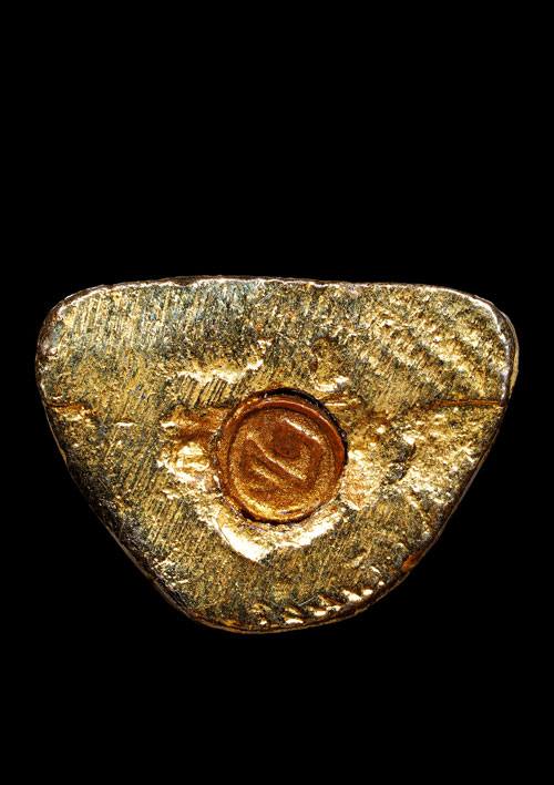 รูปหล่ออุดกริ่งรุ่นแรก หลวงพ่อสมชาย วัดเขาสุกิม จ.จันทบุรี 2521 เนื้อกระไหล่ทอง สวยเดิมๆครับ