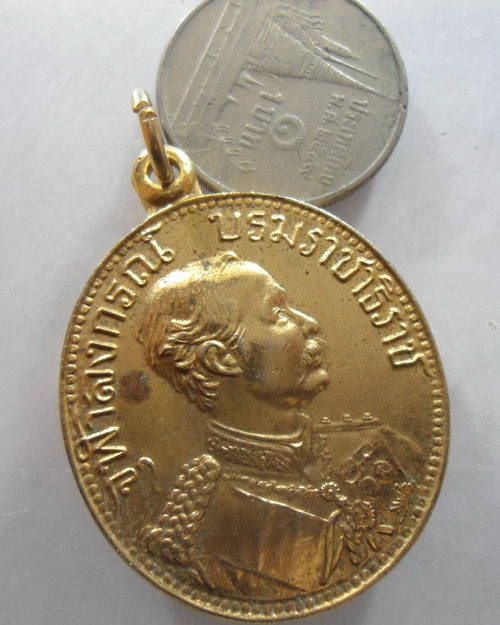 “ เหรียญจุฬาลงกรณ์ บรมราชฺราช (เสด็จพ่อร.๕) วันปิยะมหาราช หลังนารายณ์ทรงสุบรรณ รุ่นแรก เจ้าคุณธงชัย 