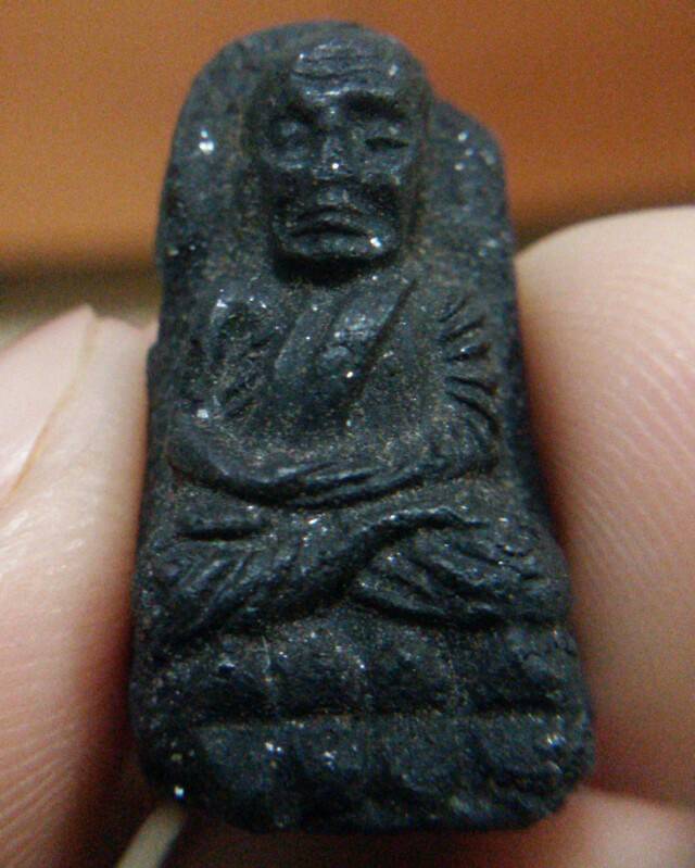 หลวงพ่อทวดเนื้อว่าน พ.ศ.2524 พิมพ์พระรอด