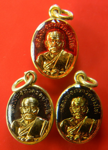 เคาะแรกแดง...เหรียญเม็ดแตง ๒๕๒๒...กะไหล่ทองลงยา ๓ เหรียญ...หลวงปู่ทวด วัดช้างให้ จ.ปัตตานี