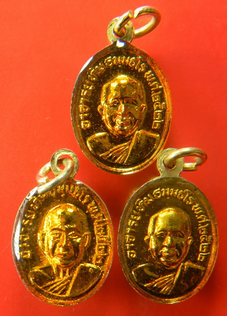 เคาะแรกแดง...เหรียญเม็ดแตง ๒๕๒๒...กะไหล่ทองลงยา ๓ เหรียญ...หลวงปู่ทวด วัดช้างให้ จ.ปัตตานี