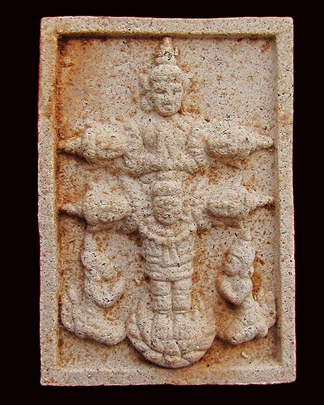 พระผงพิมพ์เทวดาหกเศียร เนื้อผงพรายกุมาร หลวงพ่อสาคร มนุญโญ วัดหนองกรับ จ.ระยอง ปี ๒๕๔๘