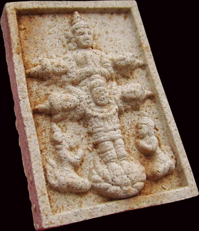 พระผงพิมพ์เทวดาหกเศียร เนื้อผงพรายกุมาร หลวงพ่อสาคร มนุญโญ วัดหนองกรับ จ.ระยอง ปี ๒๕๔๘