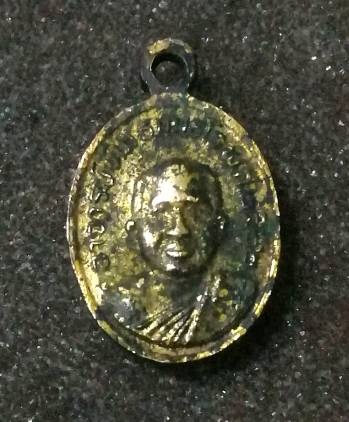 เหรียญเม็ดแตง หลวงพ่อทวดวัดช้างให้ ปี 22 กะไหล่ทองลงยา