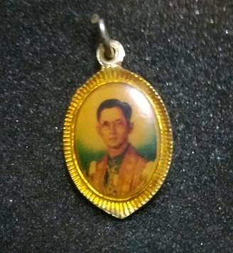 *** ล็อกเก็ตในหลวง ร.9 หลังสมเด็จฯย่า ***