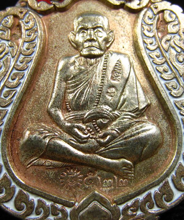 เหรียญเสมารุ่นมหาสมปรารถนา 2 หลวงปู่หมุน อายุ 119 ปี เนื้อนวะลงยา ขาวแดง ออกวัดซับลำใย ปี 2556 #522