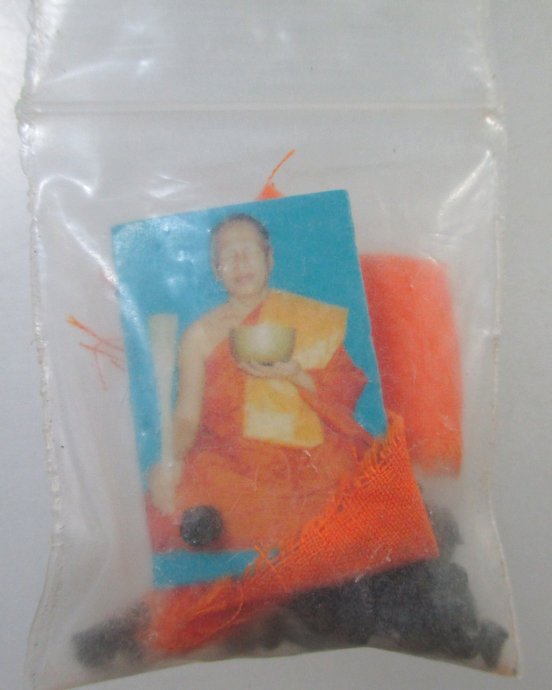 ๒๐ รูปพระเกจิ+จีวร+แร่