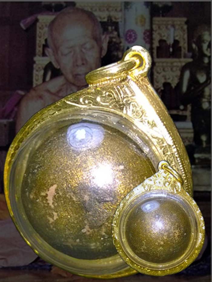 (11) ลูกอมผงพลายหลวงปู่ทิม บรอนด์วานิชย์ ยุคต้น เนื้อชมพู ขนาด 2 ซม. เลี่ยมทองกันน้ำพร้อมบูชา