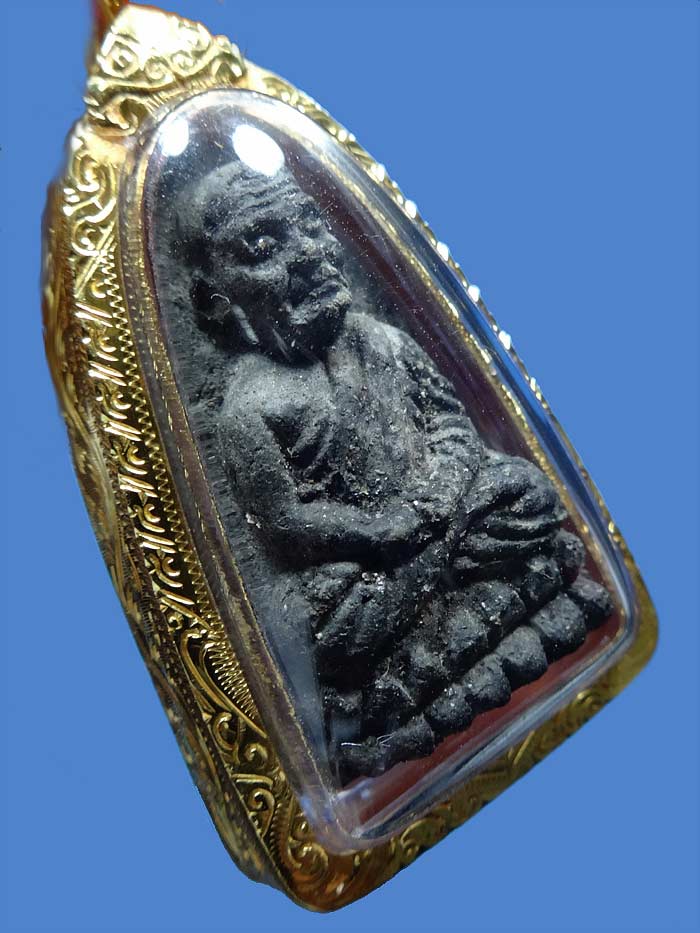 (2) หลวงปู่ทวด เนื้อว่าน ปี 24 พิมพ์กลาง เลี่ยมทอง พร้อมบัตร