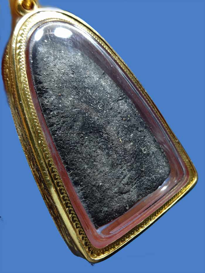 (2) หลวงปู่ทวด เนื้อว่าน ปี 24 พิมพ์กลาง เลี่ยมทอง พร้อมบัตร