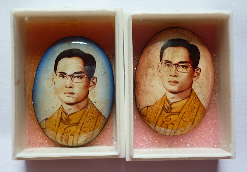 เคาะเดียว 800 บาท ล็อกเก็ตในหลวง ร.9 พิมพ์รูปไข่ใหญ่ วัดไผ่ล้อม จำนวน 2 องค์