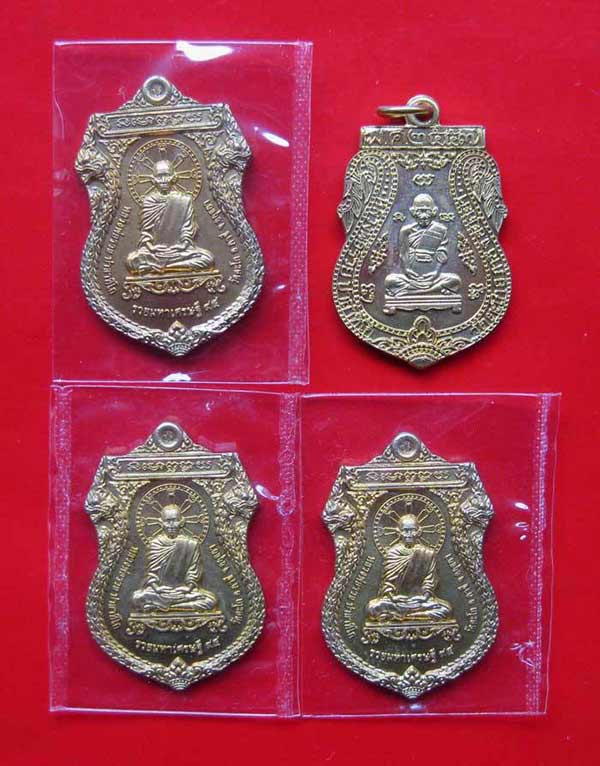 เหรียญรุ่นรวยมหาเศรษฐี ปี ๕๘และเหรียญเสมารวยเจริญสุข ปี ๕๗ หลวงพ่อรวย วัดตะโก อยุธยา สวยเดิมครับ