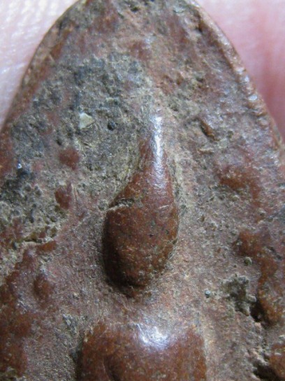 พระสรรค์นั่งข้างเม็ด พิมพ์เล็ก กรุท้ายย่าน เนื้อดิน จ.ชัยนาท