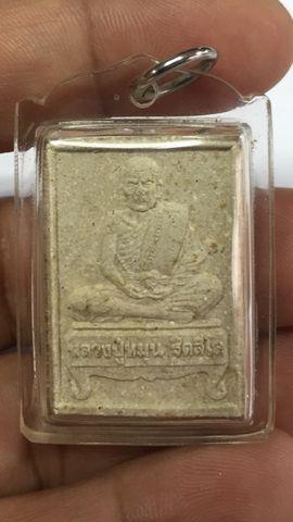 หลวงปู่หมุน  ฐิตสีโล พระผงนั่งตั่งรับทรัพย์ สวยๆ