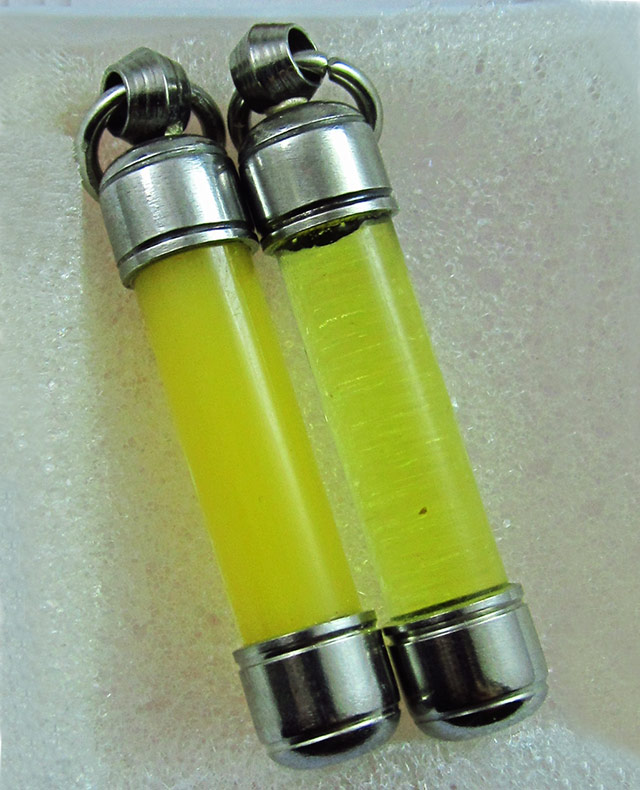 สีผึ้ง น้ำมันงาดิบแบบหลอดตะกรุด หลวงปู่บัว ถามโก วัดศรีบุรพาราม จ.ตราด ๑ คู่ ยาว 1.5 นิ้ว