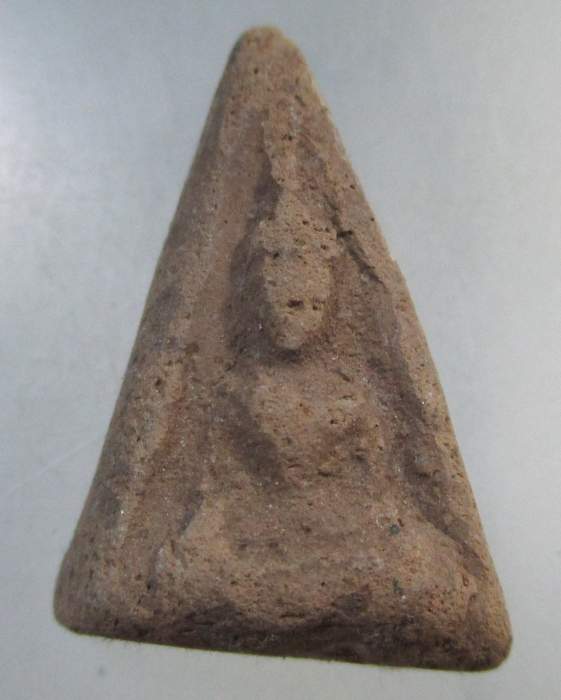 ๒๐ พระนางพญาเนื้อดินเก่า