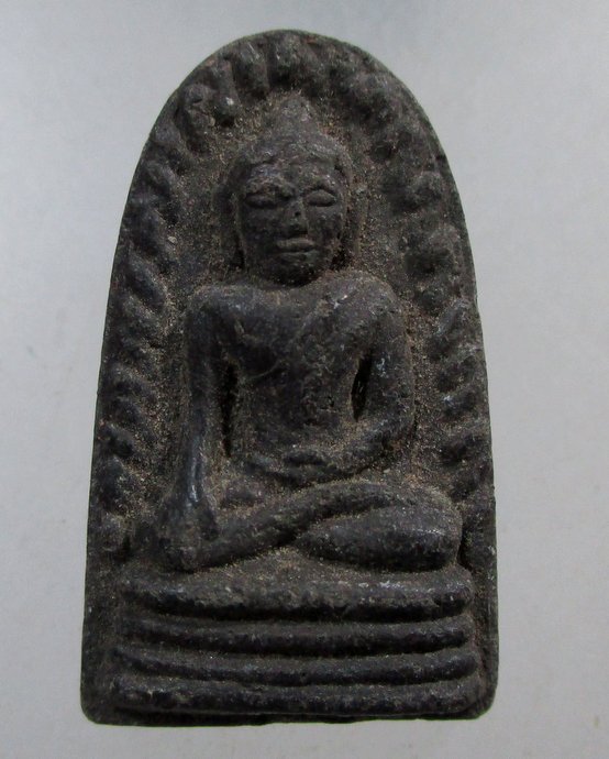 ๒๐ พระผงผสมแร่เหล็กน้ำพี้