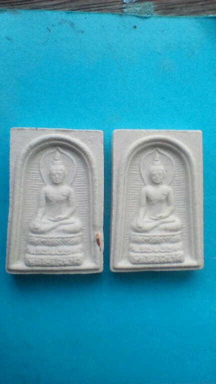 พระไพรีพินาศเนื้อผงปี34พร้อมกล่องเดิม สององค์