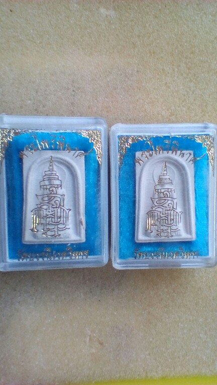 พระไพรีพินาศเนื้อผงปี34พร้อมกล่องเดิม สององค์