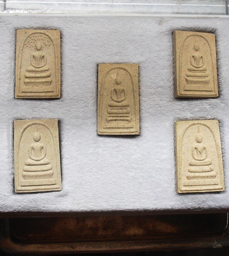 พระสมเด็จรุ่นหยก ปี36สวยๆพร้อมกล่อง (เขี้ยวหักครับ) พิธีใหญ่ครับ