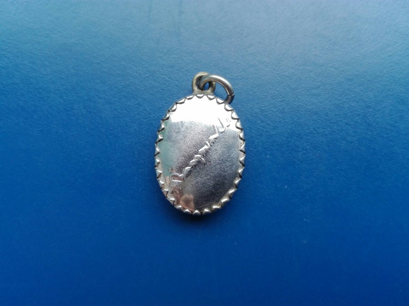 ล็อกเก็ตในหลวง ร.9 หลังลายเซนต์ หลวงปู่ทิมปลุกเสก สวยครบสมบูรณ์ เดิมๆ