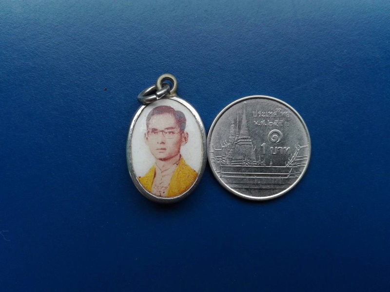 ล็อกเก็ตในหลวง ร.9 หลังลายเซนต์ หลวงปู่ทิมปลุกเสก สวยครบสมบูรณ์ เดิมๆ