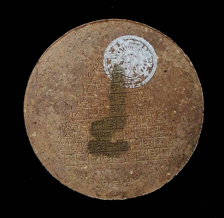 พระผงรูปเหมือน หลังยันต์ 9 ยอด หลวงปู่ทิม วัดพระขาว จ.อยุธยา ปี2549 เนื้อเกสร พิเศษมีจารหมึกทอง