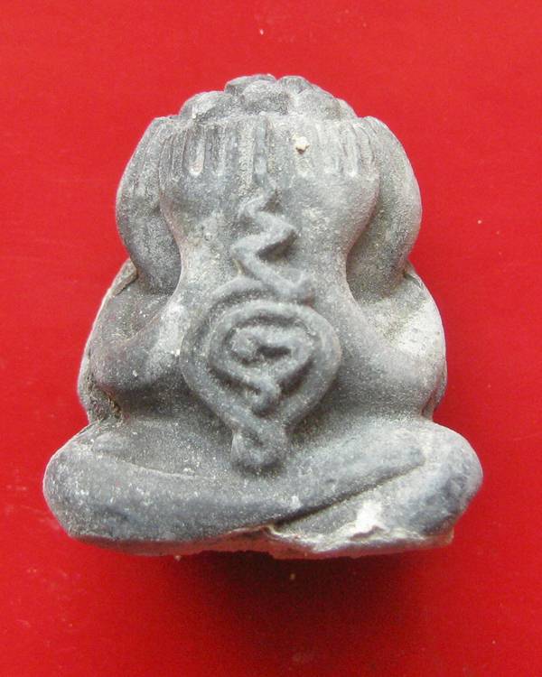 ของหายากคะ ปิดตาพิมพ์ชมภูนุช องค์นี้เป็นพิมพ์ต้นเเบบ เป็นเนื้อโลหะ ที่ อ.ตั้วท่านเอามาทำเป็นเเบบพิมพ