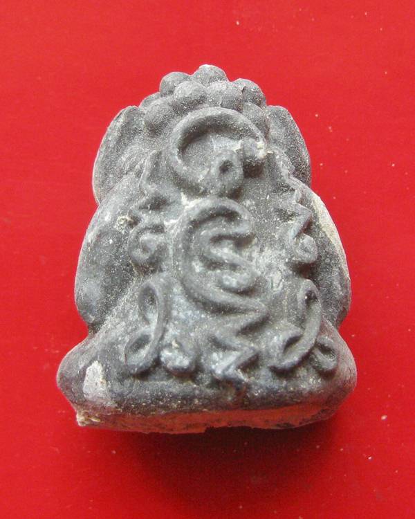 ของหายากคะ ปิดตาพิมพ์ชมภูนุช องค์นี้เป็นพิมพ์ต้นเเบบ เป็นเนื้อโลหะ ที่ อ.ตั้วท่านเอามาทำเป็นเเบบพิมพ