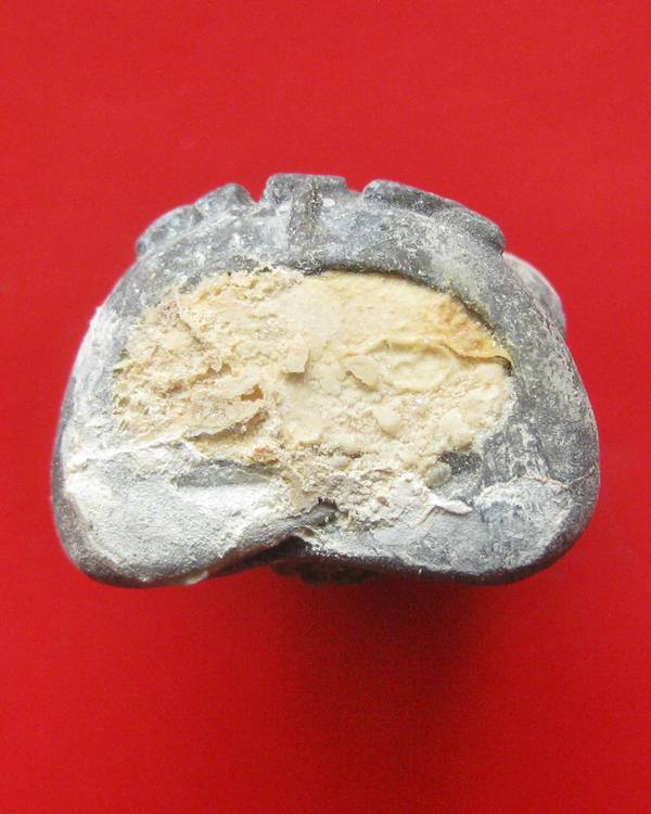 ของหายากคะ ปิดตาพิมพ์ชมภูนุช องค์นี้เป็นพิมพ์ต้นเเบบ เป็นเนื้อโลหะ ที่ อ.ตั้วท่านเอามาทำเป็นเเบบพิมพ