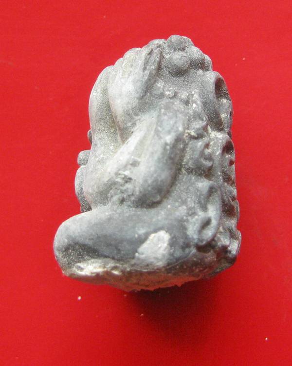 ของหายากคะ ปิดตาพิมพ์ชมภูนุช องค์นี้เป็นพิมพ์ต้นเเบบ เป็นเนื้อโลหะ ที่ อ.ตั้วท่านเอามาทำเป็นเเบบพิมพ